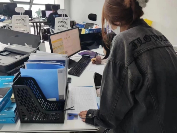 街道黨員干部開(kāi)展“掃樓”行動(dòng)。 經(jīng)發(fā)攝