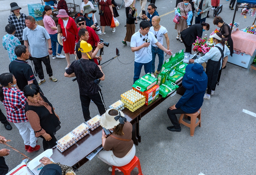 合作社工作人員在做線上直播。紀(jì)星名攝