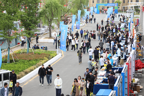 連云港電商發(fā)展大會贛榆分會場現(xiàn)場。贛榆區(qū)委宣傳部供圖