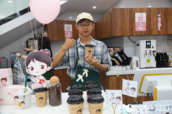 謝雨橋展示制作好的咖啡。人民網(wǎng)記者 馬曉波攝