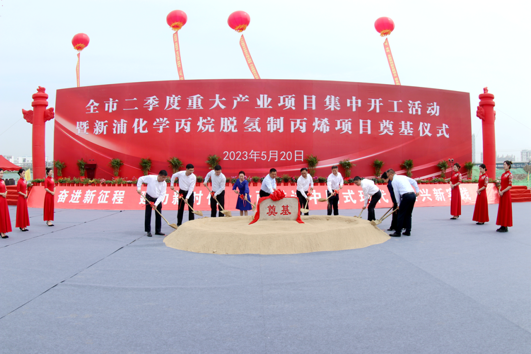 泰興市領(lǐng)導(dǎo)徐聞仲、張紅霞、劉輝等為項(xiàng)目培土奠基。泰興市委宣傳部供圖