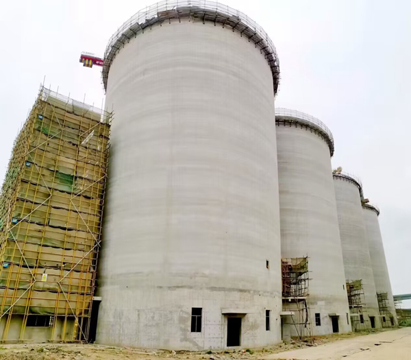 5萬(wàn)噸大直徑筒倉(cāng)項(xiàng)目建設(shè)現(xiàn)場(chǎng)。朱其攝