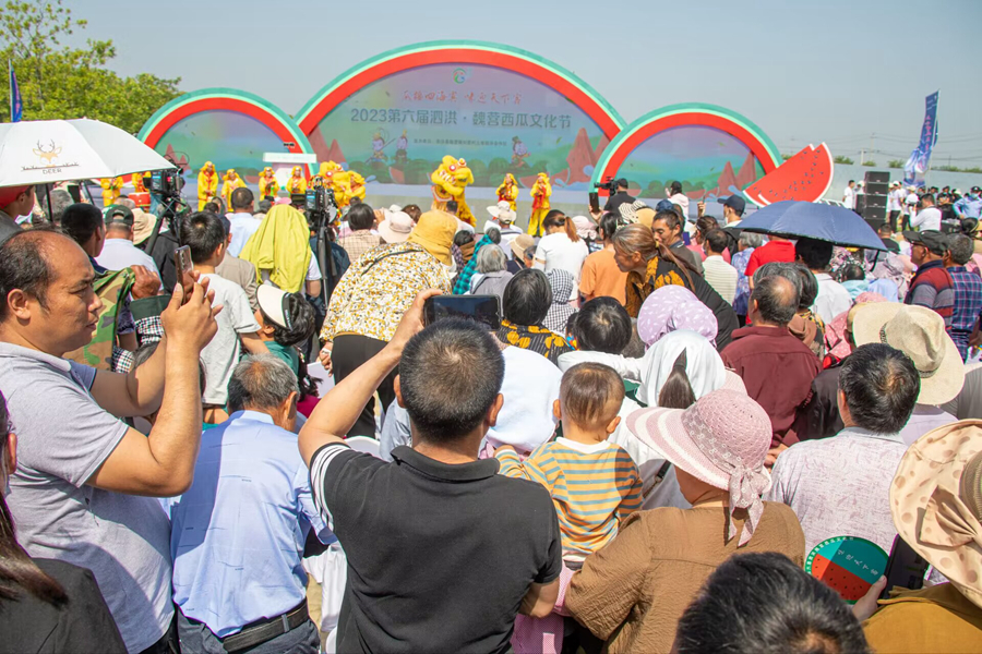 民俗表演吸引市民游客駐足觀看。馮雪強(qiáng)攝