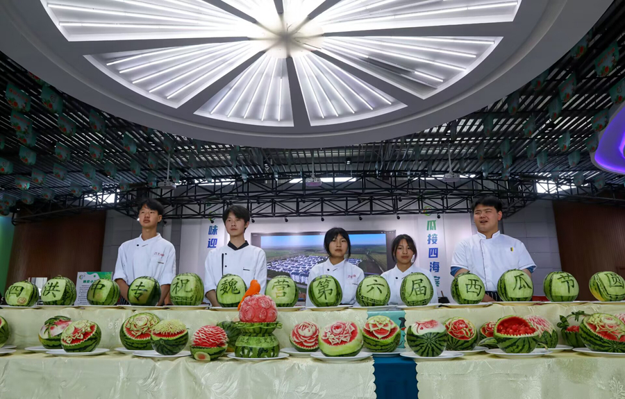 泗洪中專(zhuān)的學(xué)生們展示西瓜刀刻技藝。馮雪強(qiáng)攝