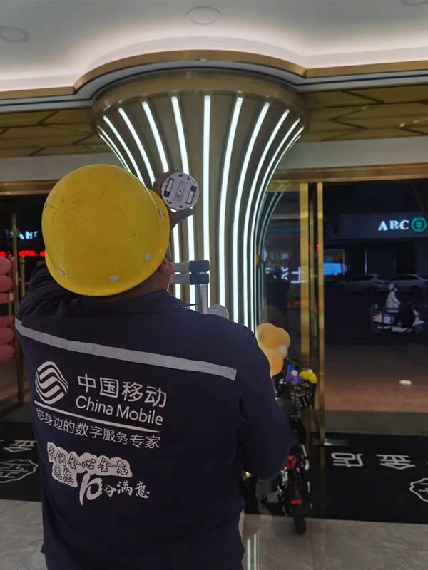 工人正在給店家安裝獨(dú)立式煙感火災(zāi)報(bào)警探測器。東海縣供圖