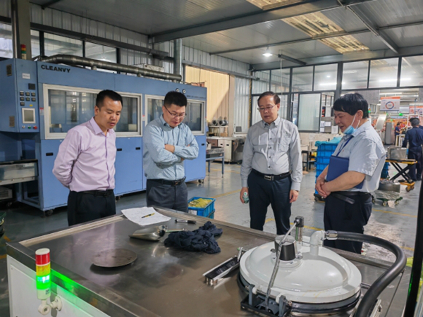 專家教授走訪調(diào)研新材料企業(yè)。新盛街道供圖