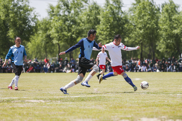 淮海經(jīng)濟區(qū)“村界杯”農(nóng)民足球賽現(xiàn)場。白雪攝