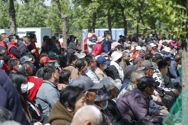 淮海經(jīng)濟區(qū)“村界杯”足球賽現(xiàn)場觀球的群眾。白雪攝