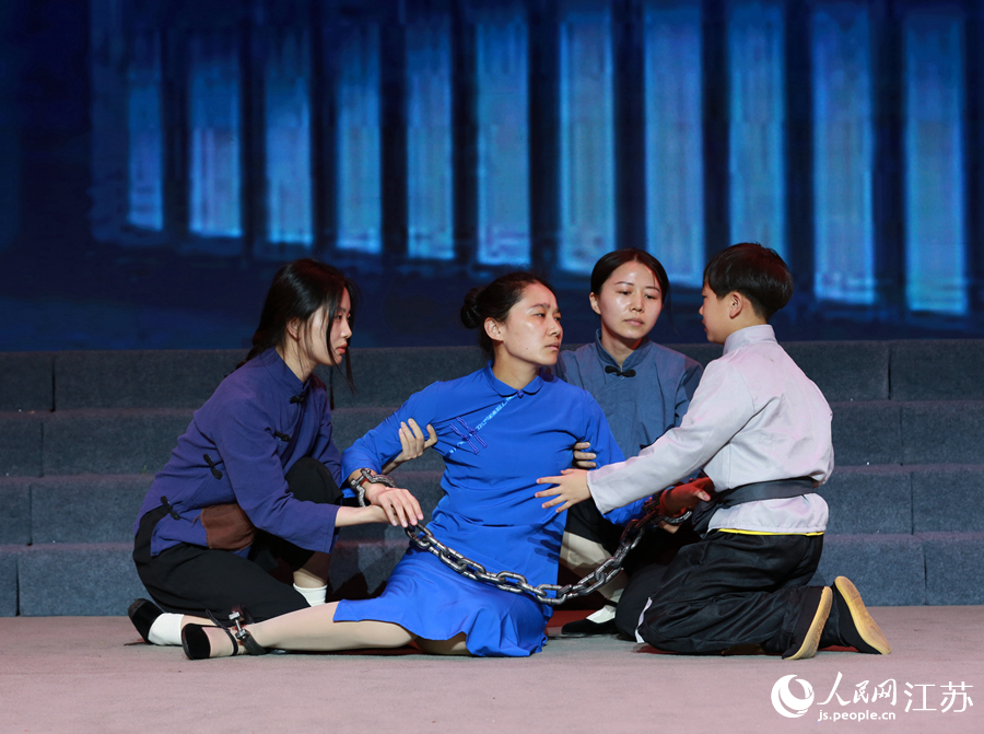 淮安經(jīng)濟(jì)開(kāi)發(fā)區(qū)實(shí)驗(yàn)小學(xué)學(xué)生正在表演節(jié)目《小蘿卜頭》。紀(jì)星名攝