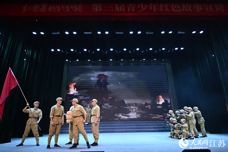 淮安市楚州實(shí)驗(yàn)小學(xué)師生帶來(lái)情景故事《戰(zhàn)斗英雄董存瑞》。人民網(wǎng)記者 馬燾燾攝