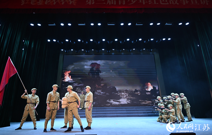 淮安市楚州實驗小學師生帶來情景故事《戰(zhàn)斗英雄董存瑞》