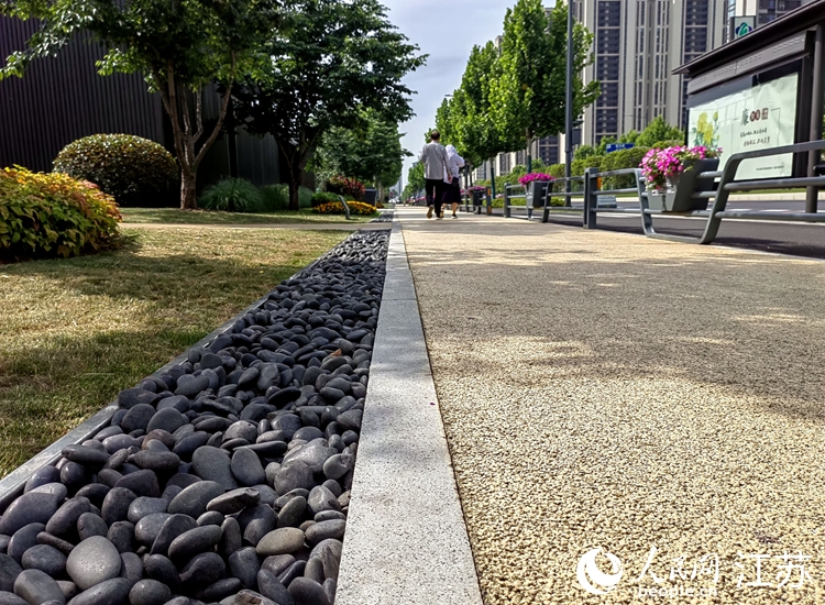 無(wú)錫“城市家具”主題展示區(qū)里，建設(shè)了海綿城市系統(tǒng)的人行步道。人民網(wǎng)記者 張玉峰攝