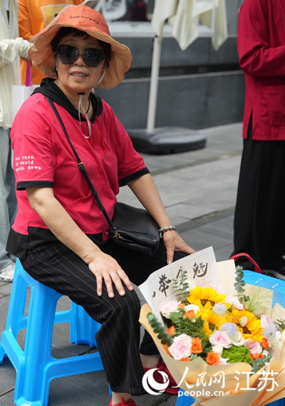 家長帶著鮮花迎接考生。人民網(wǎng) 李靜曄攝