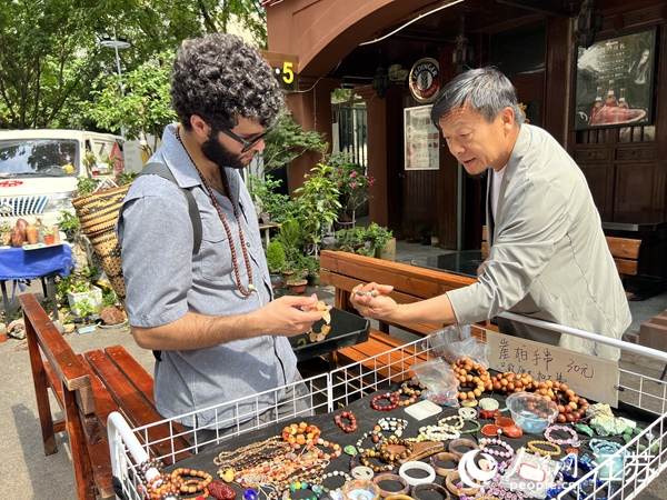 賀國(guó)慶與南大留學(xué)生攀談。人民網(wǎng)記者 馬曉波攝