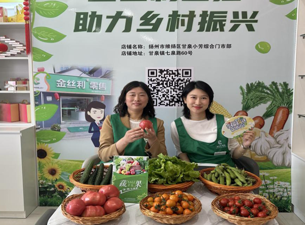 戴云芳在店內(nèi)開展農(nóng)特產(chǎn)品線上直播。彭冰晶攝