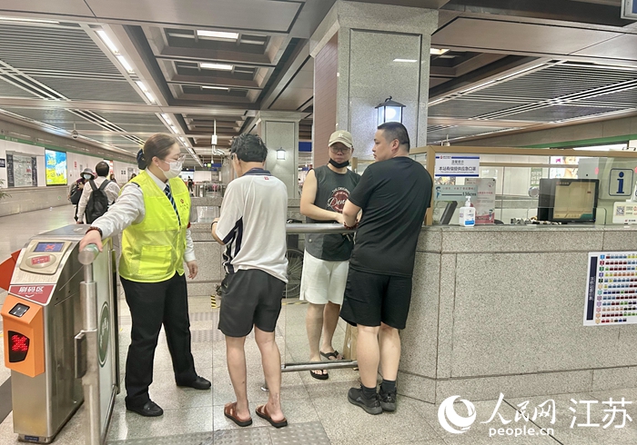 南京市民通過綠色通道出站。人民網(wǎng) 王丹丹攝