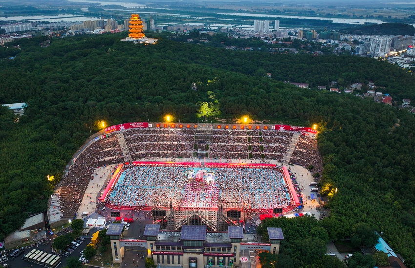 萬(wàn)人龍蝦宴現(xiàn)場(chǎng)。許昌銀攝