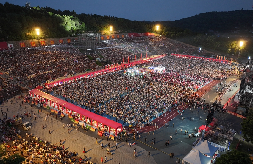 萬人龍蝦宴現(xiàn)場。許昌銀攝