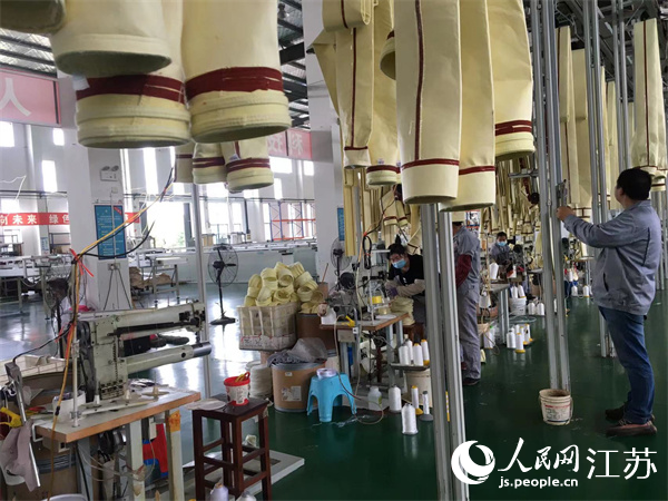 江蘇藍(lán)天環(huán)保集團(tuán)股份有限公司環(huán)保濾料生產(chǎn)車間。人民網(wǎng) 俞楊攝