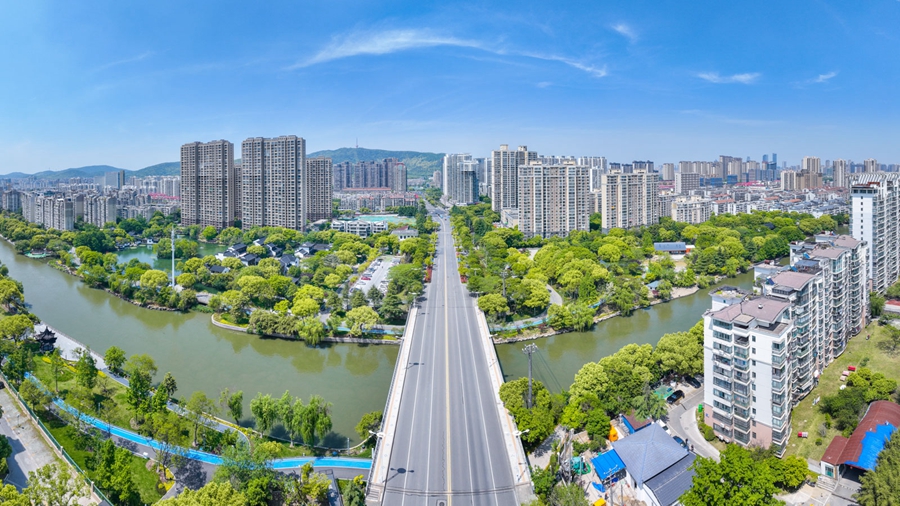 山水相依的城市景觀。應(yīng)威攝