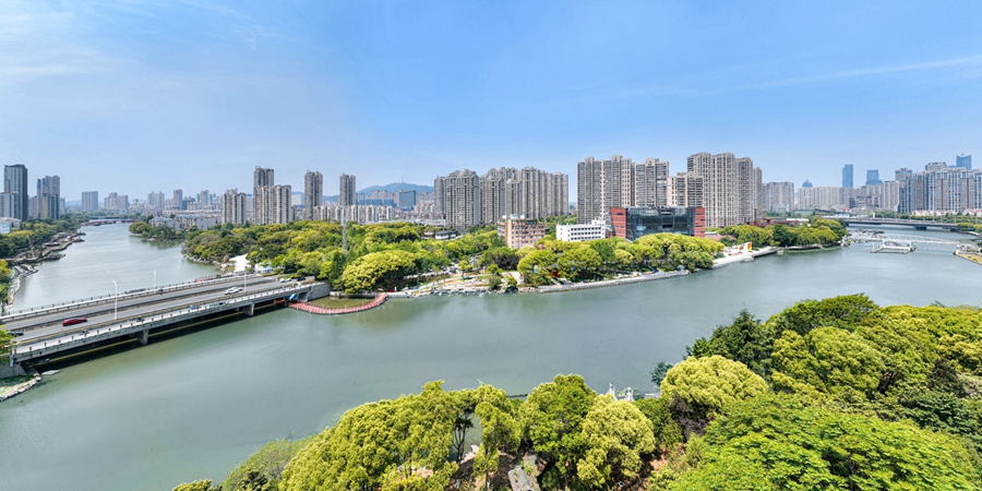 山水相依的城市景觀。應(yīng)威攝