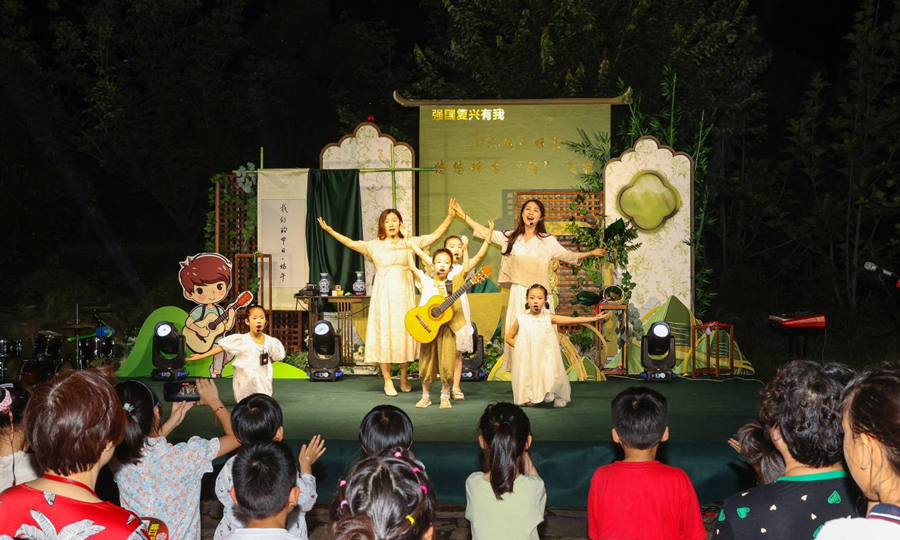 親子吟唱《對韻歌》。朱其攝