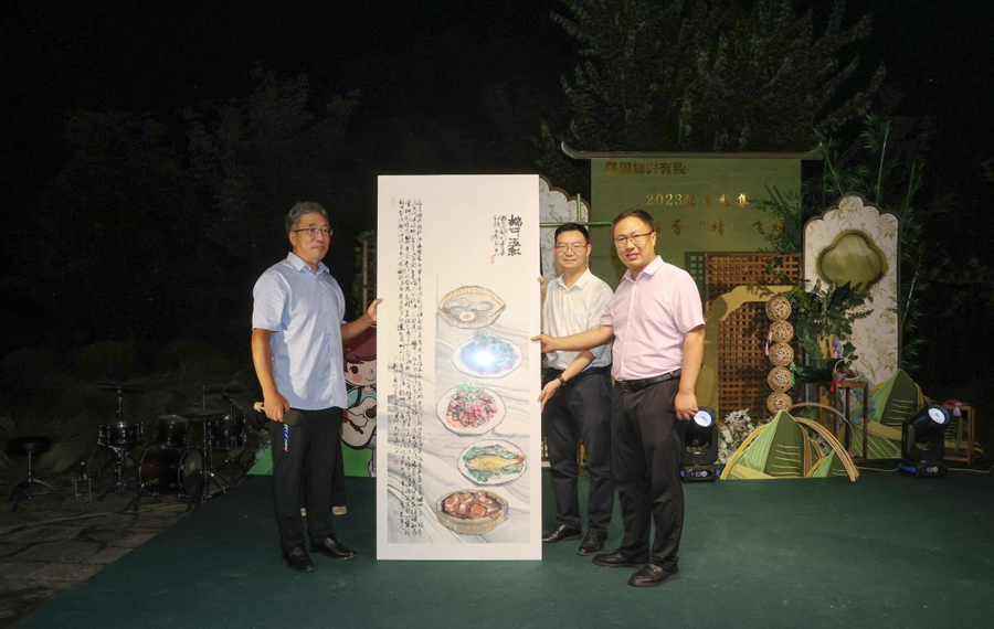 “全國文明家庭”榮譽(yù)獲得者（中）獲贈(zèng)畫作。朱其攝