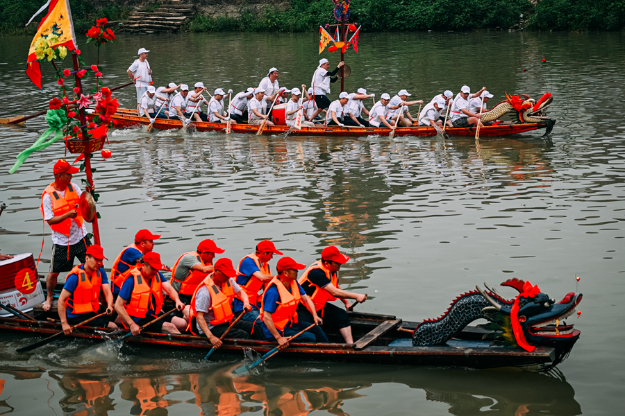 龍舟比賽現(xiàn)場(chǎng)。劉列攝