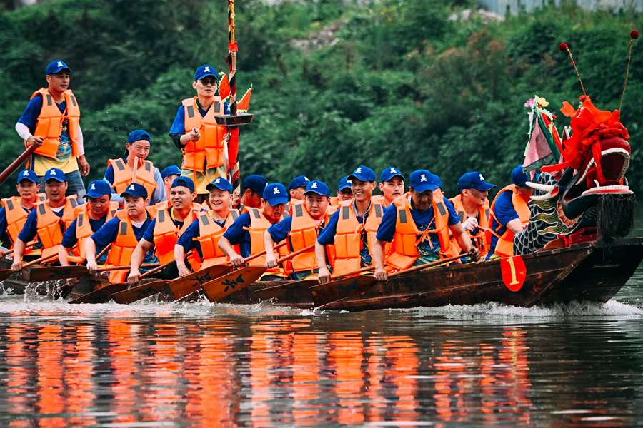 龍舟比賽現(xiàn)場。劉列攝