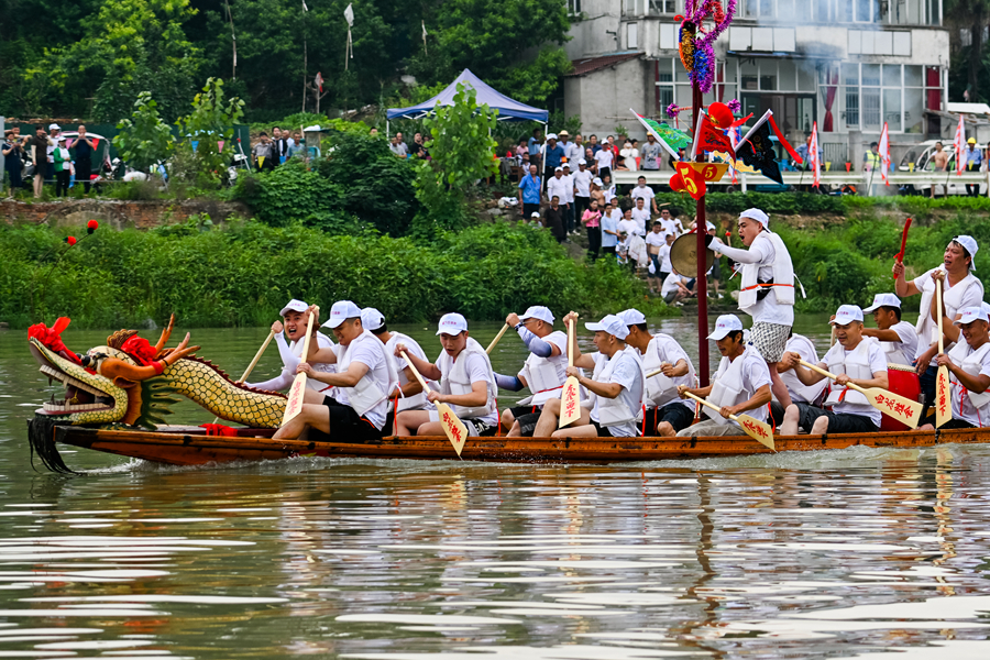 龍舟比賽現(xiàn)場。劉列攝