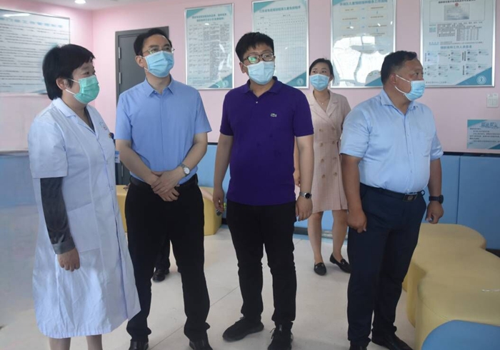 1.亭湖區(qū)區(qū)委常委、區(qū)紀(jì)委書記、區(qū)監(jiān)委主任王愛軍到南洋鎮(zhèn)衛(wèi)生院督查以案促改情況。姜娟攝