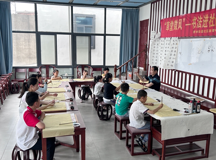 在草圣書鄉(xiāng)，本土?xí)ɡ蠋熣谥笇?dǎo)青少年學(xué)習(xí)書法。林瑛攝