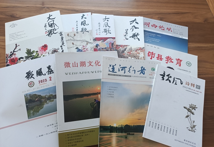 沛縣出版的各種文學(xué)期刊。沛縣文聯(lián)供圖