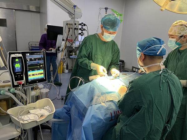 患者在進(jìn)行種植牙手術(shù)。受訪者供圖