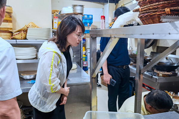 江蘇省住建廳廳長(zhǎng)王學(xué)峰在揚(yáng)州市調(diào)研餐飲業(yè)燃?xì)獍踩ぷ?。江蘇省住建廳供圖