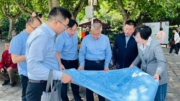 江蘇省住建廳副廳長(zhǎng)張鈞在調(diào)研無錫市建設(shè)工程消防審驗(yàn)工作。江蘇省住建廳供圖