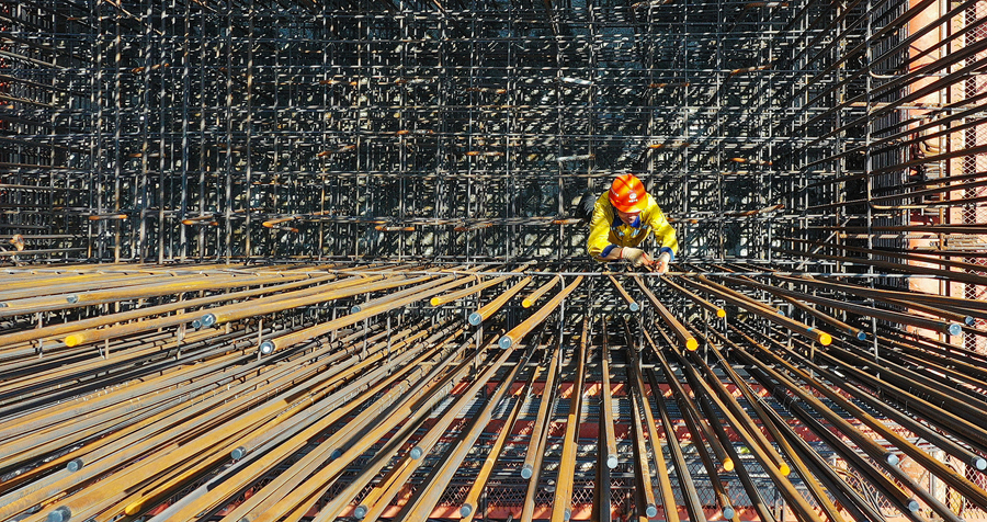 工地上的鋼筋工。朱其攝