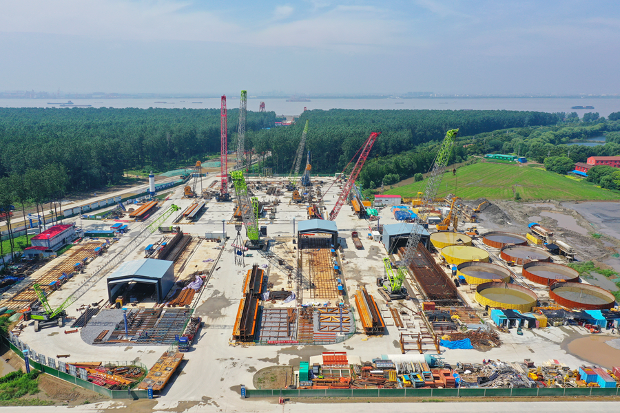 張靖皋長江大橋南航道橋北錨碇、北主塔的建設現(xiàn)場。朱其攝