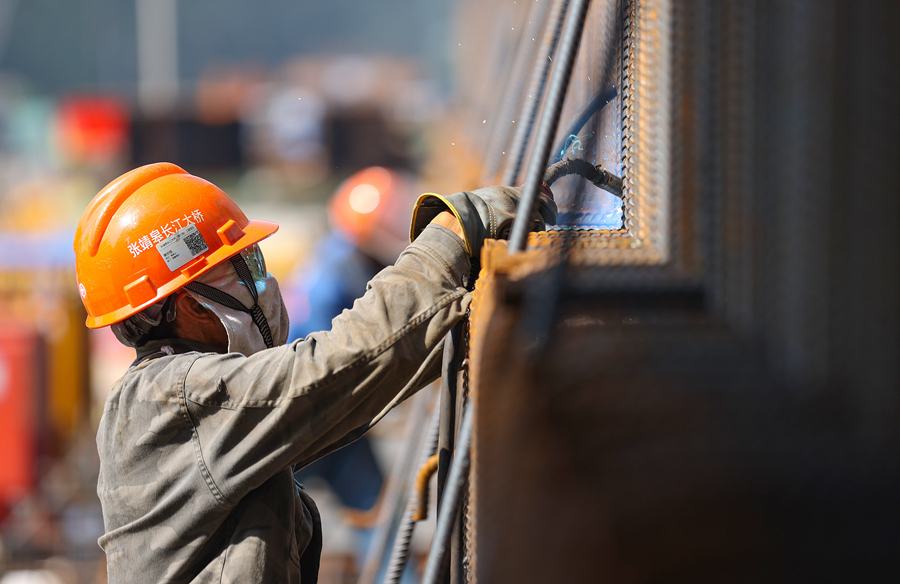工人在進行鋼筋籠焊接。朱其攝