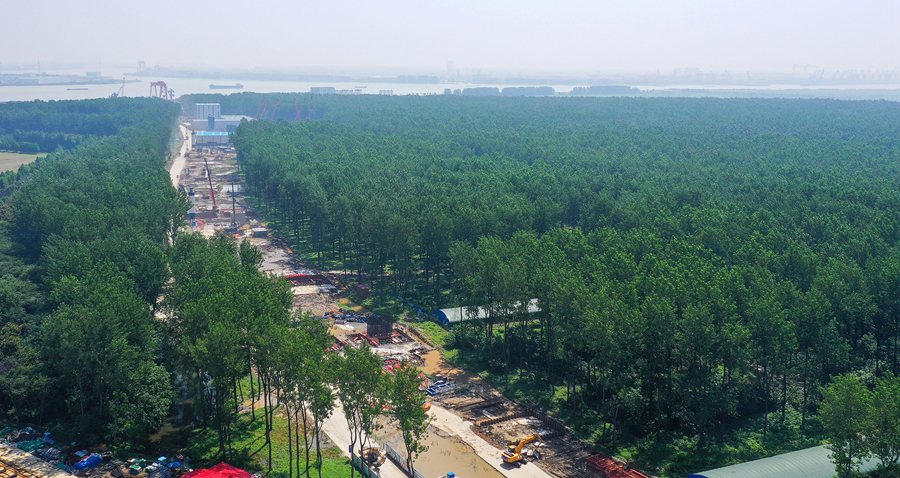 張靖皋長江大橋建設現(xiàn)場。朱其攝