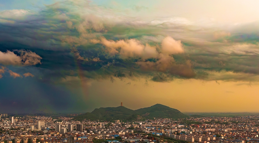 山城晨曦。謝凱攝