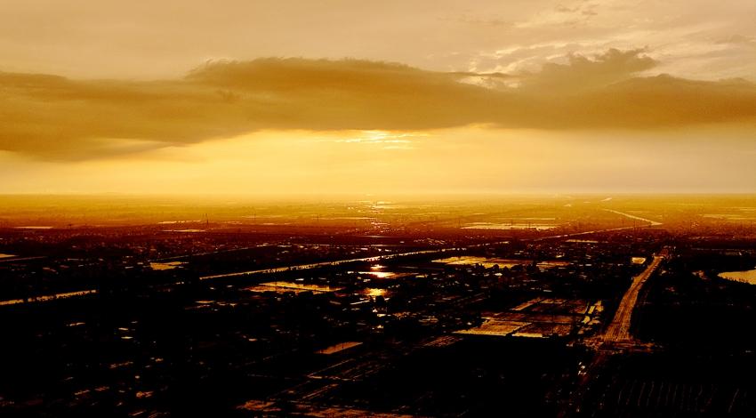 初升的太陽給大地披金。謝凱攝