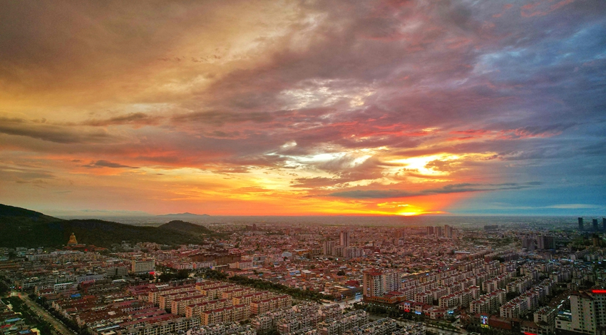 云海翻卷，霞光漫天。陳守兵攝