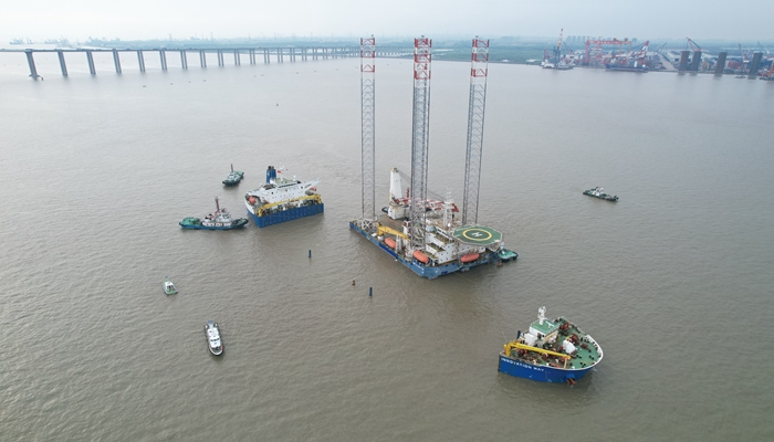 “創(chuàng)新之路”號(hào)半潛船在作業(yè)中。常熟海事局供圖