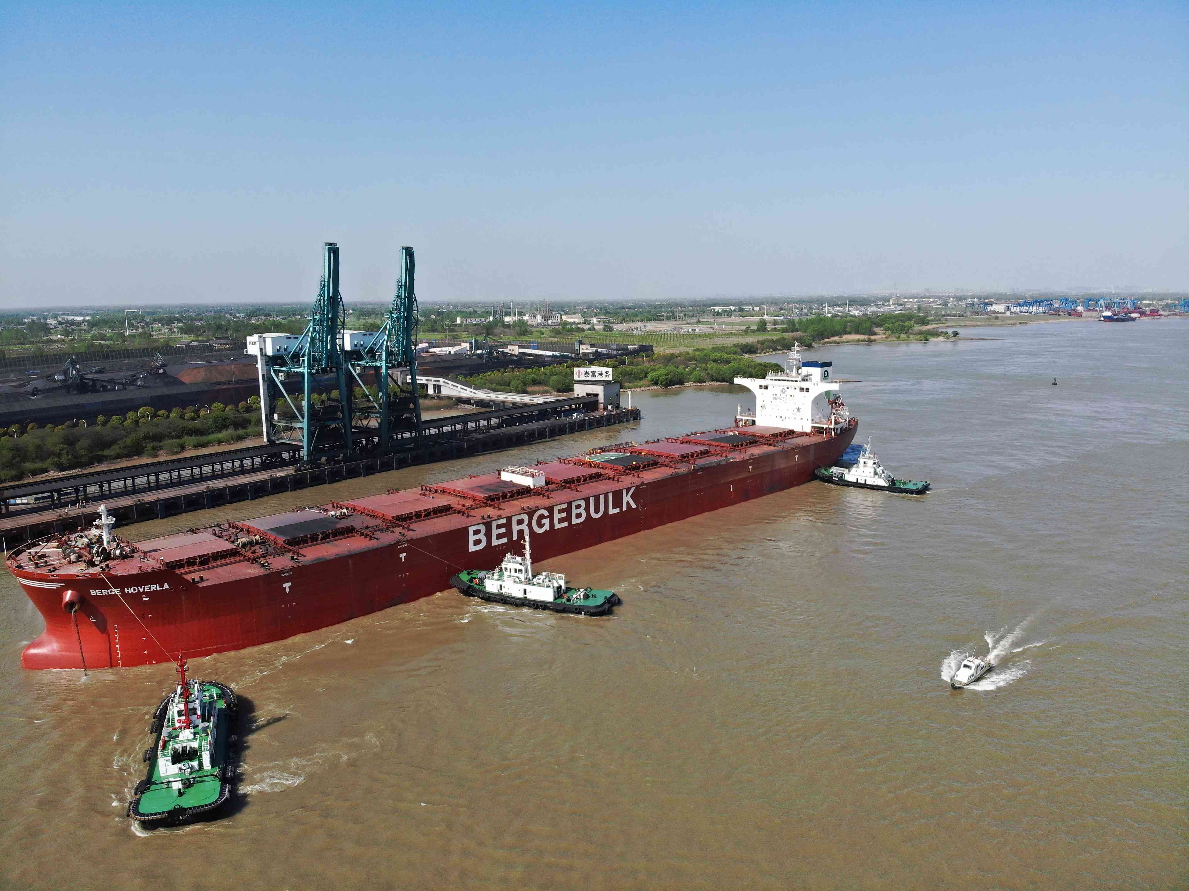 一大型貨輪正在進(jìn)港。揚(yáng)州海事局供圖