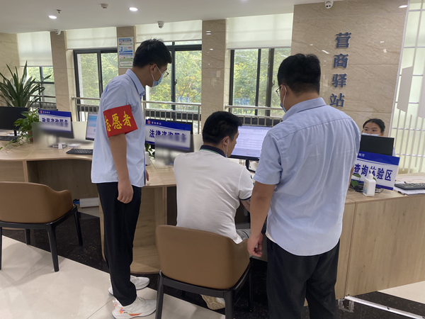 宿豫區(qū)營商驛站大廳的志愿者開展導辦服務(wù)。馬馭辰攝