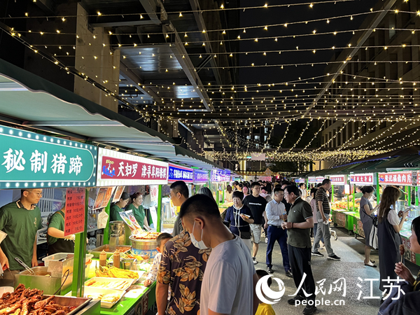 圖為藍(lán)鯨夜市。人民網(wǎng)記者 馬曉波攝