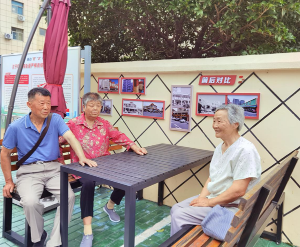 市民在秣陵街道嚴(yán)柳街路邊休憩。江寧區(qū)委宣傳部供圖