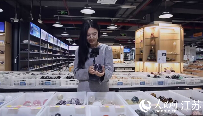 外語(yǔ)主播姜秋月在東海水晶跨境電商交易中心直播。人民網(wǎng) 范堯攝