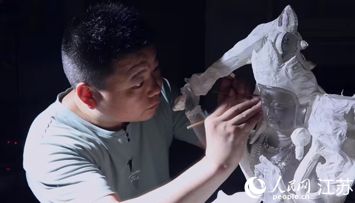 正在精雕細(xì)琢的東海水晶。 人民網(wǎng) 范堯攝